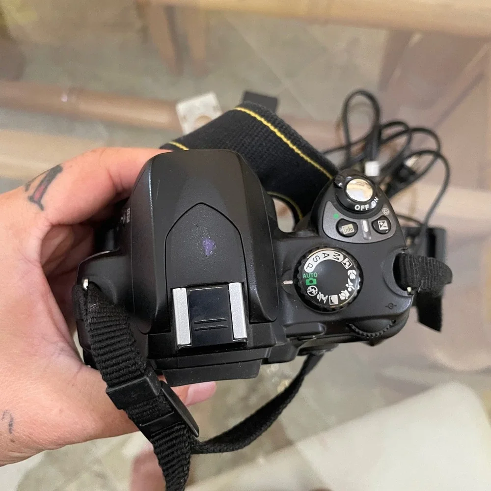 Nikon D40 Digital SLR Camera Body Black with Battery Charger and Strap